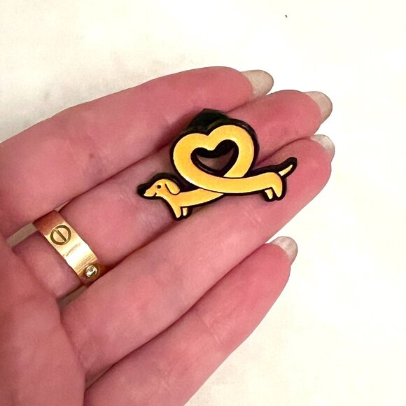 🧷🐶DACHSHUND/WEINER DOG/SAUSAGE DOG HEART - Enamel Pin on Black Backing - Picture 4 of 4